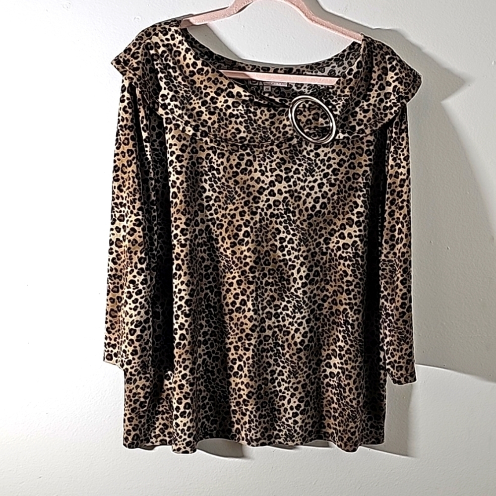 Dressbarn lepord print women's 2X top. Relax fit. Silver hardware. Comfort